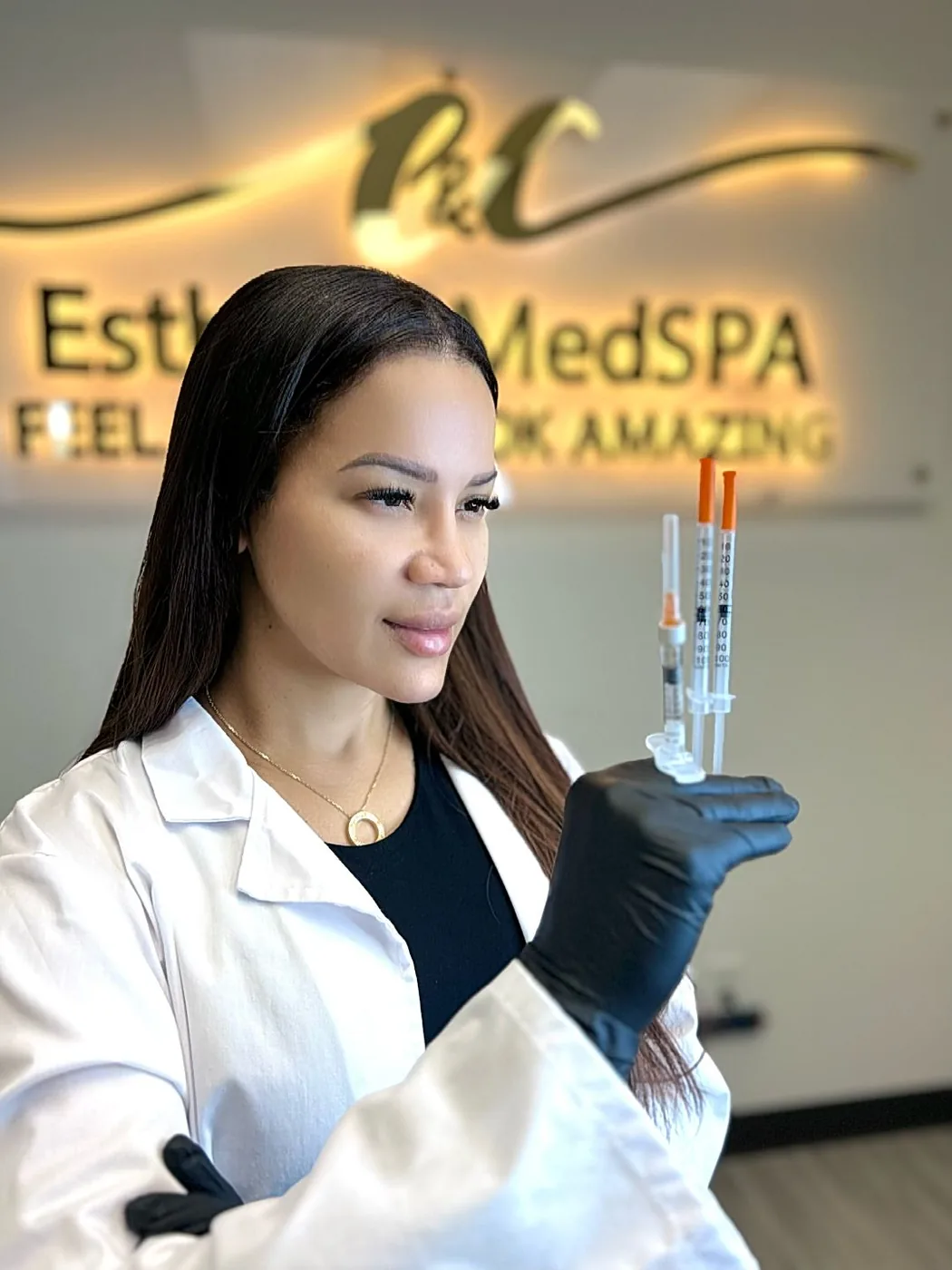 Itanya Pérez, founder of E&C Esthetic Med Spa in Houston, preparing an aesthetic treatment